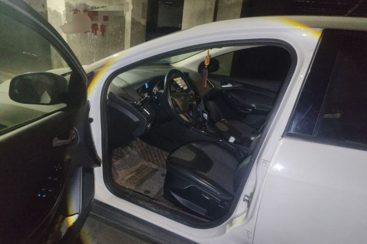 Used Ford Focus 2015 Hatchback EcoBoost 125 Automatic Supreme Style Edition Driver Seat