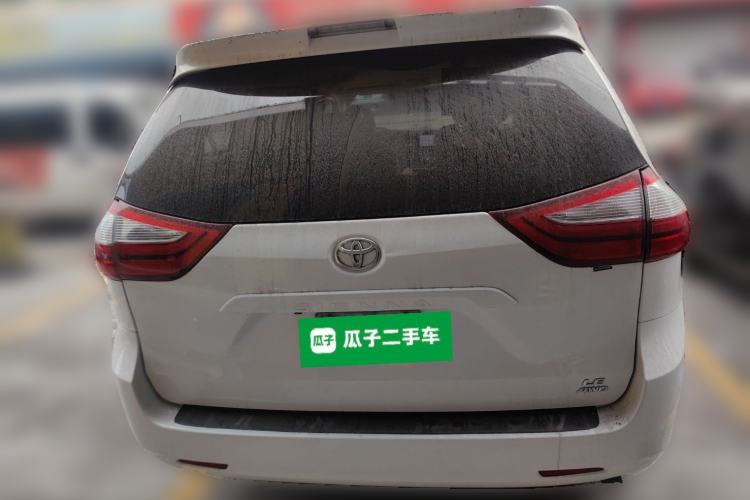 Used Toyota SIENNA 2018 3.5 Four-Wheel Drive LE Version 7 Seats – Canadian Edition Rear