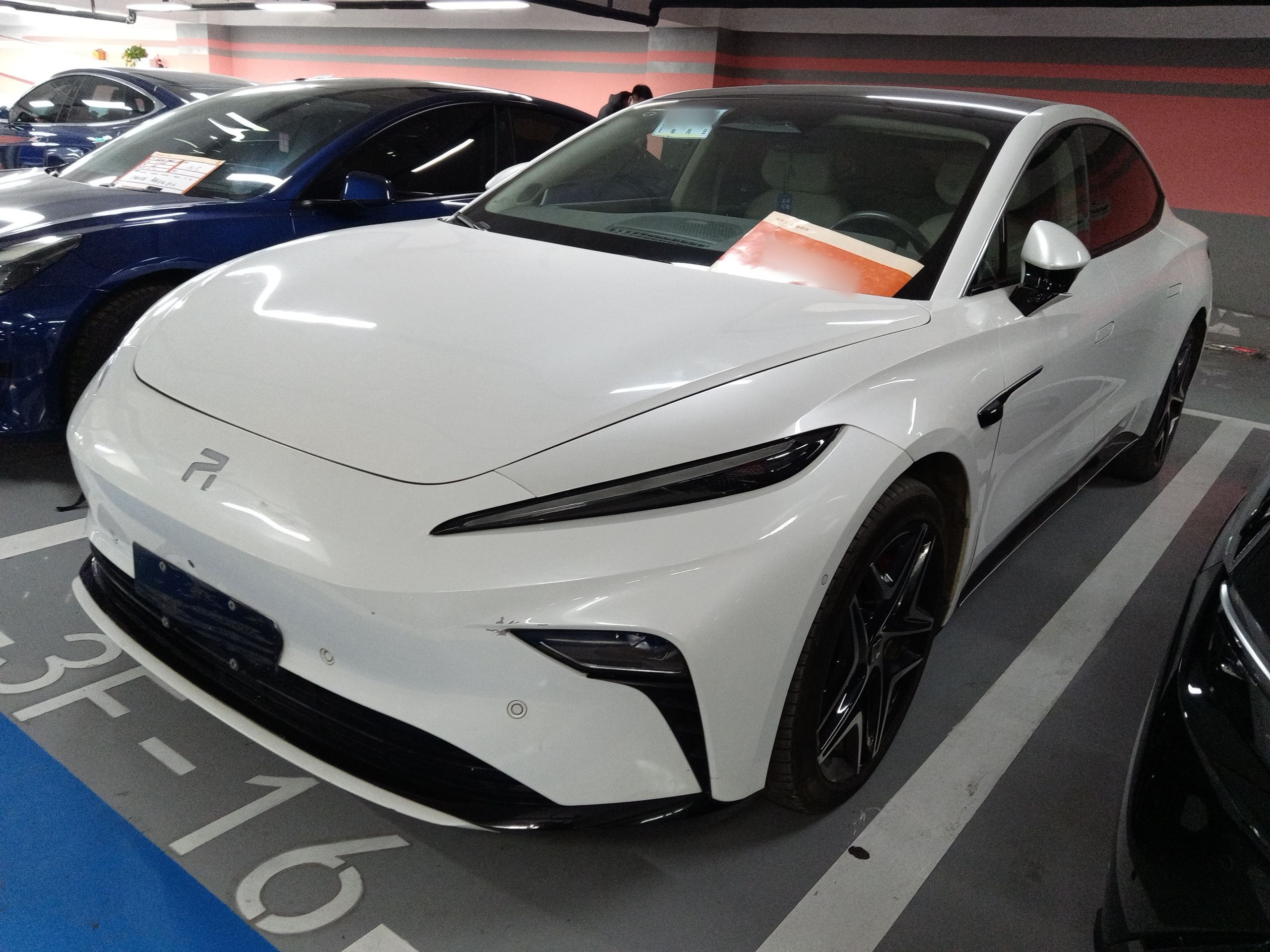 تحت مقدمة السيارة