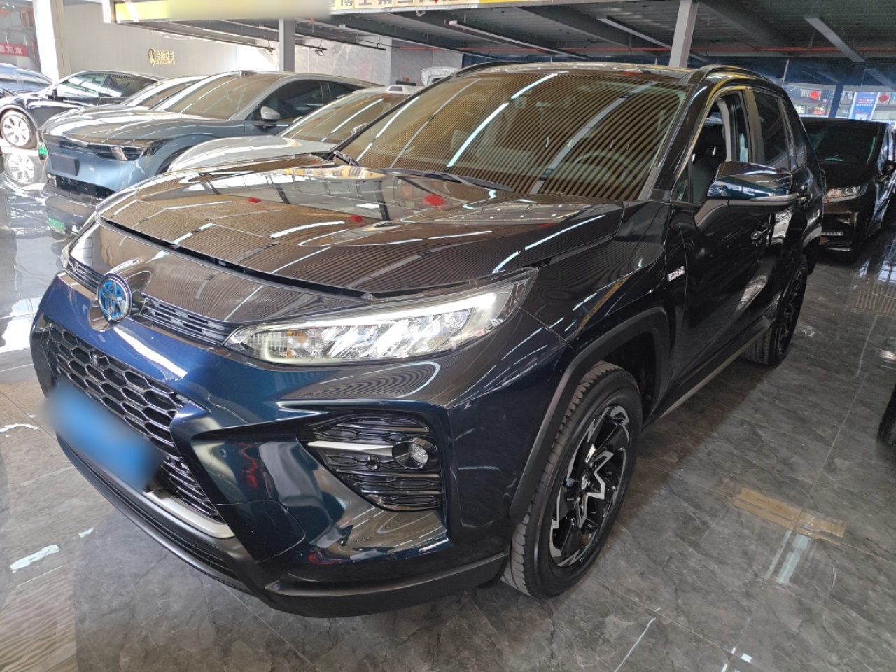 Под передней частью автомобиля