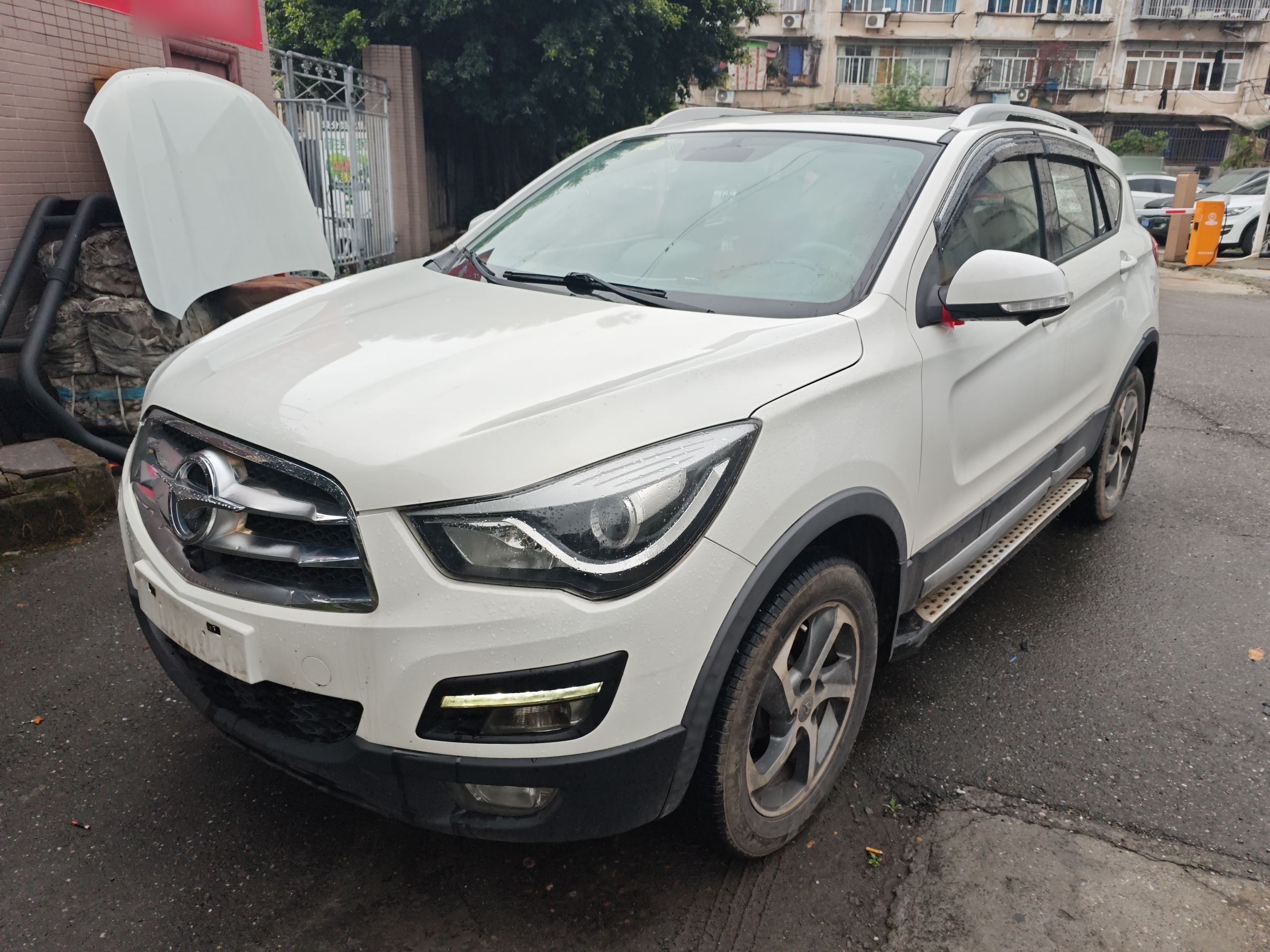 تحت مقدمة السيارة