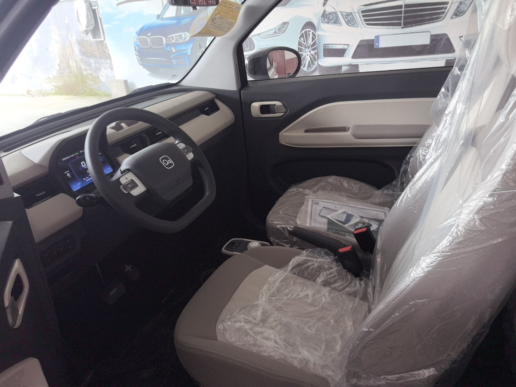 المقاعد الأمامية داخل السيارة