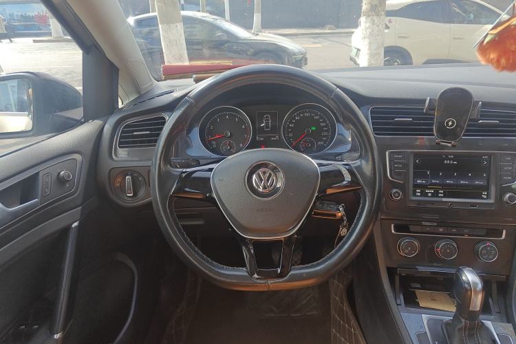 Used Volkswagen Golf 2017 230TSI Automatic Comfort Edition – Celebrating Milestone of One Million Units Steering Wheel