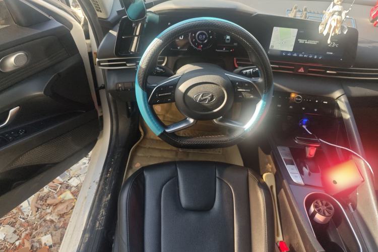 Used Hyundai Elantra 2021 1.5L CVT LUX Prestige Edition Steering Wheel