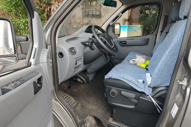 Used SAIC MAXUS Xintu V80 2019 2.5T Classic AMT Aoyuntong Facelifted Short-Wheelbase Mid-Roof 5/6-Seater Driver Seat