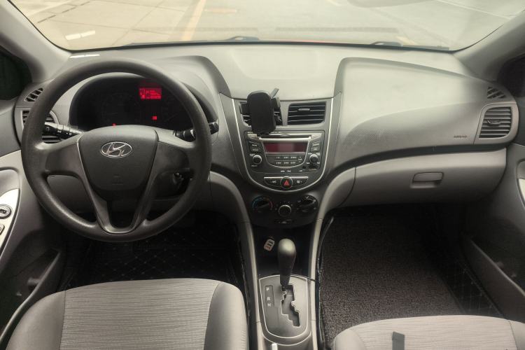 Used Hyundai Verna (older generation) 2014 1.4L Automatic Smart GLS Center Console