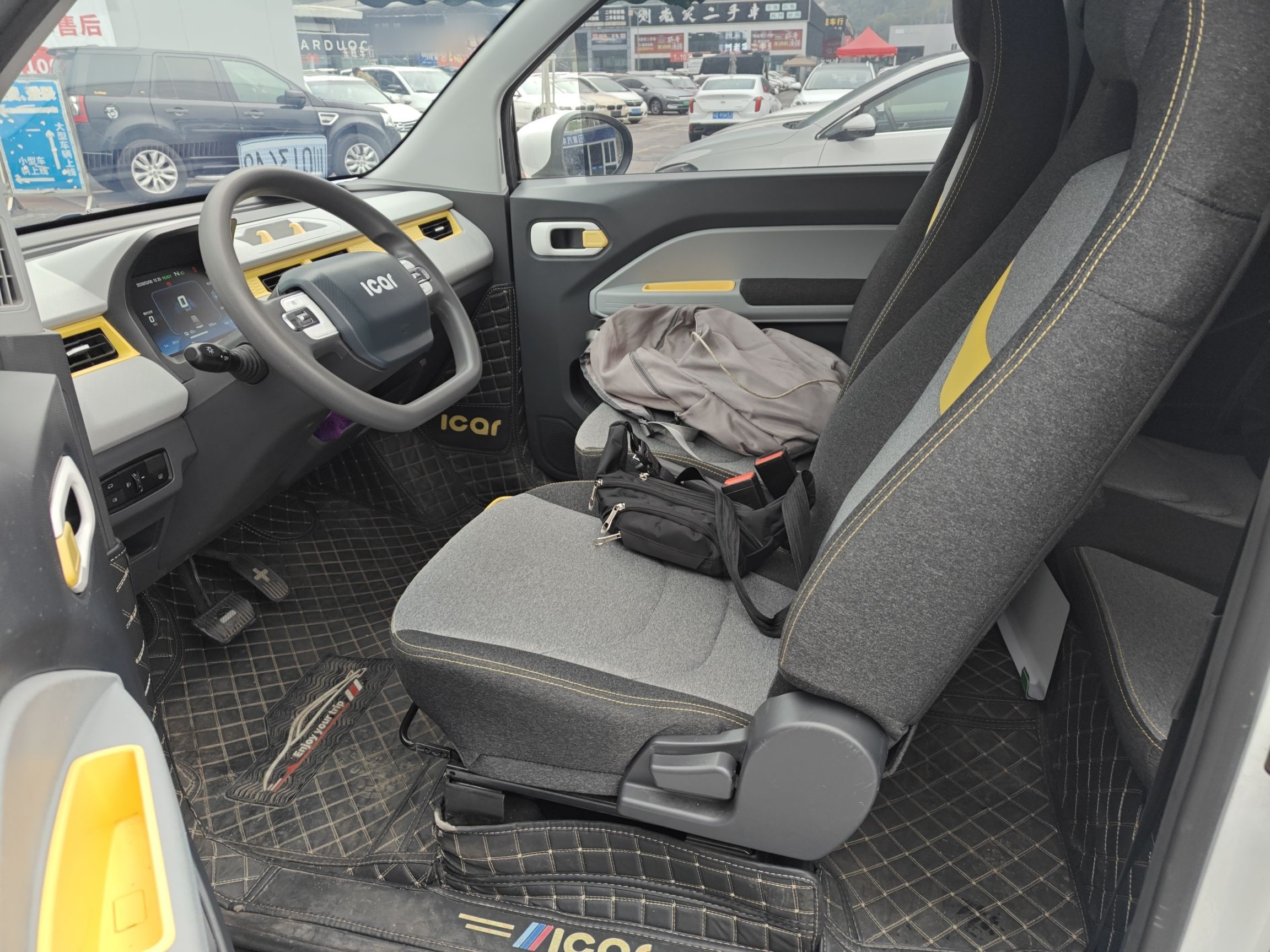 Переднее сиденье в автомобиле