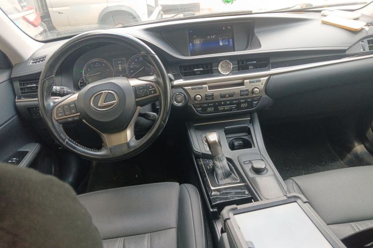 Used Lexus ES 2016 200 Midnight Special Limited Edition Center Console