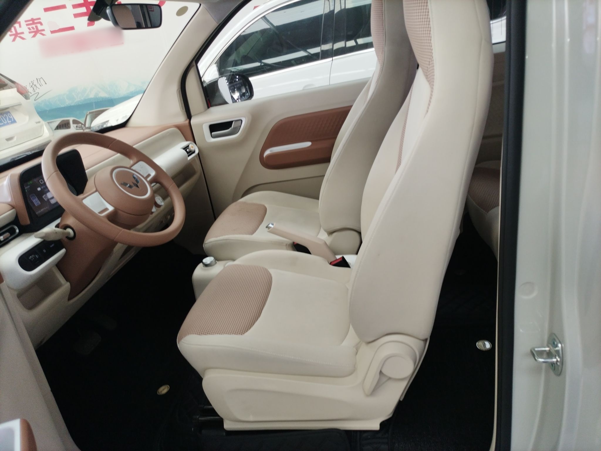 المقاعد الأمامية داخل السيارة