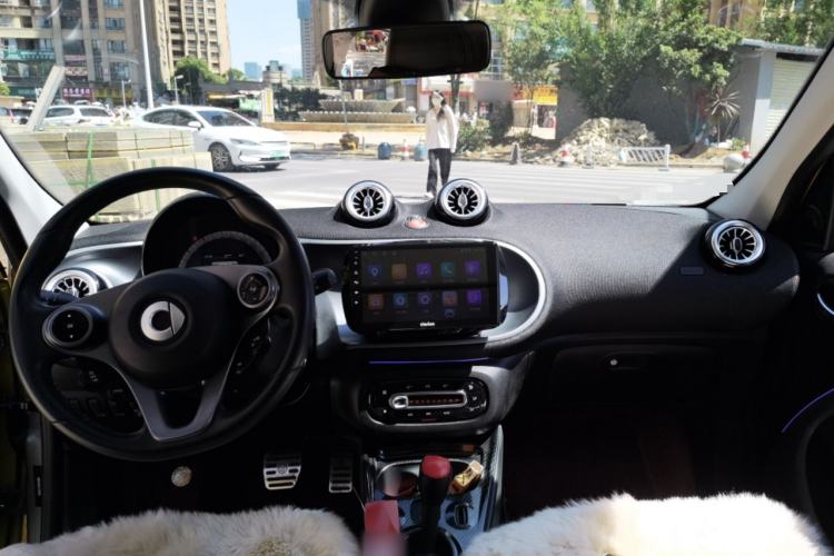 Used smart forfour 2016 1.0L 52 kW Passion Edition Center Console