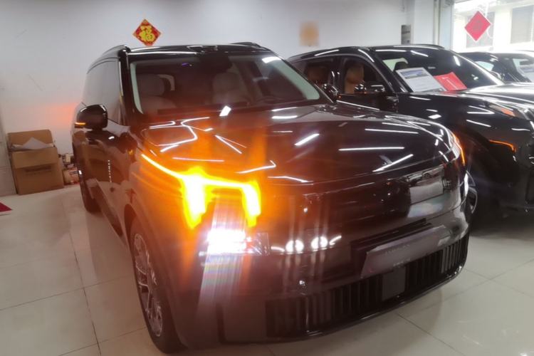 Used Lynk & Co 900 2025 2.0T Ultra Front Right 45 Deg