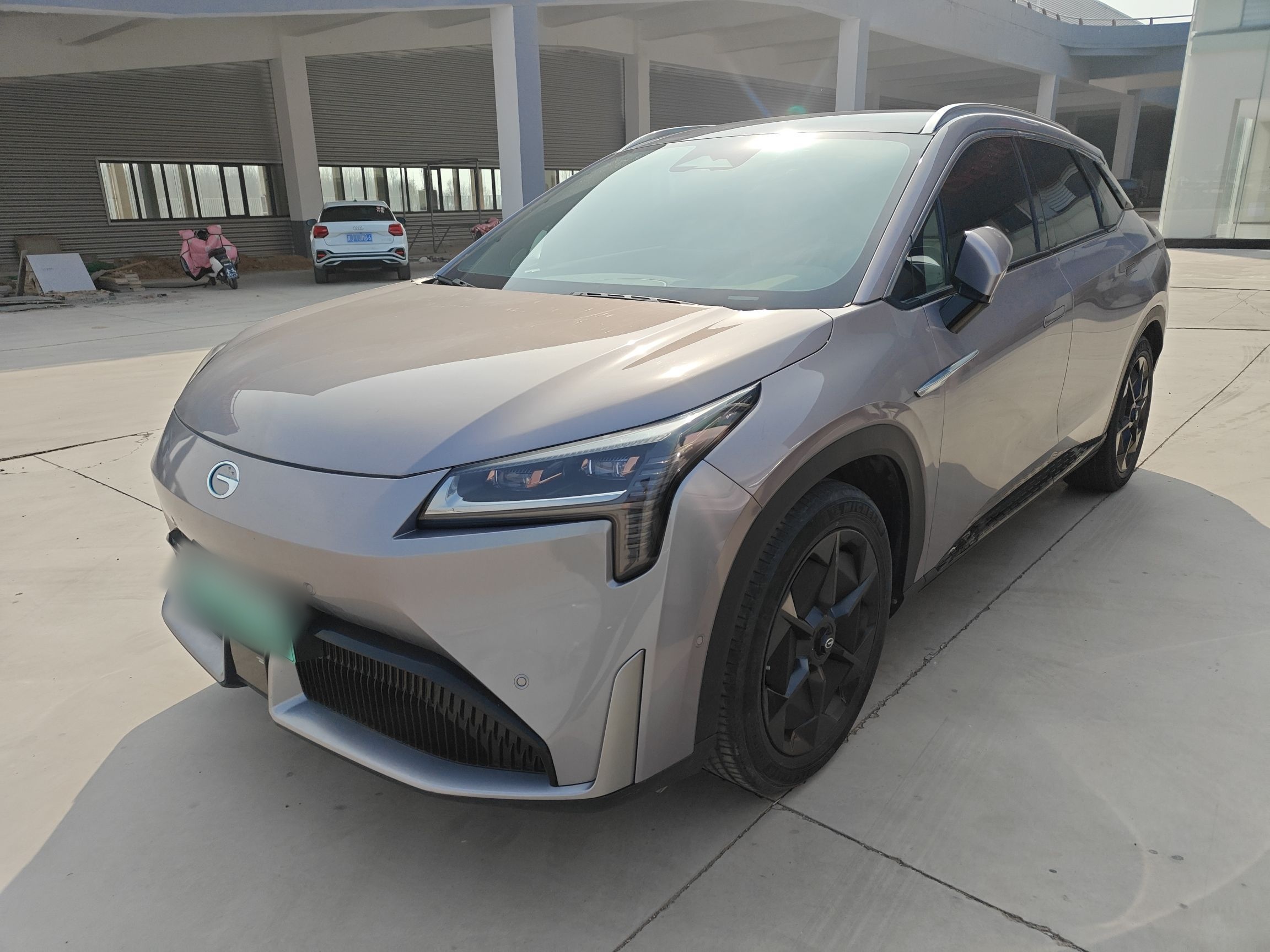 تحت مقدمة السيارة