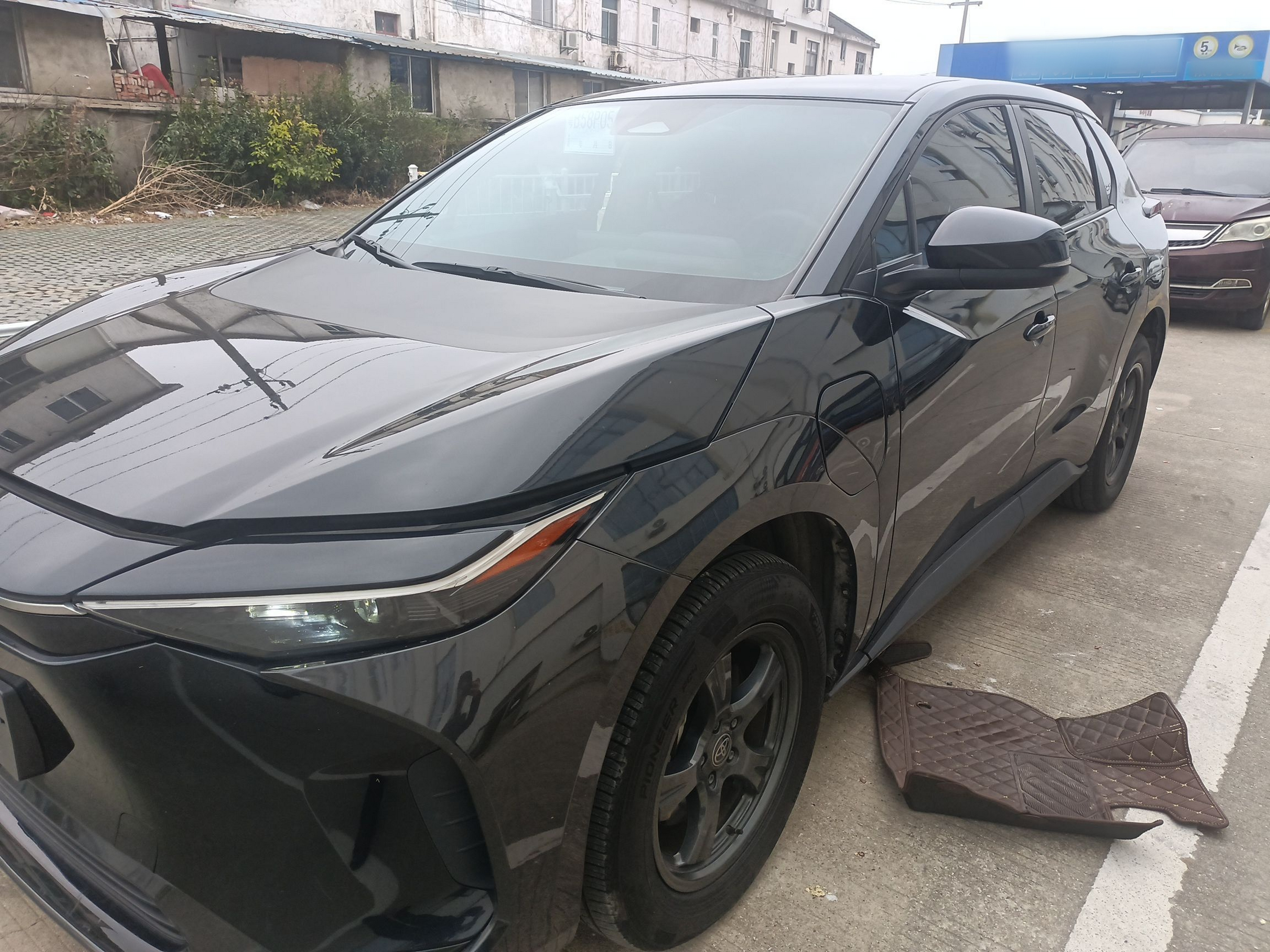 تحت مقدمة السيارة