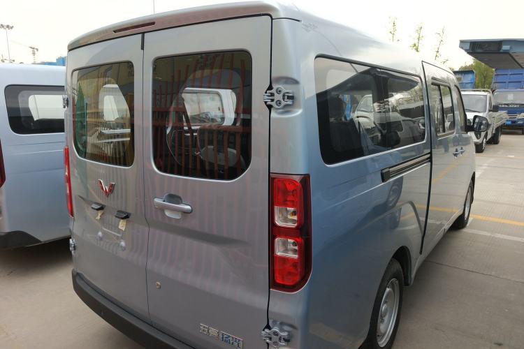 Used Wuling Yangguang 2024 300KM Comfort Version Passenger Van 75kW Rear Right 45 Deg