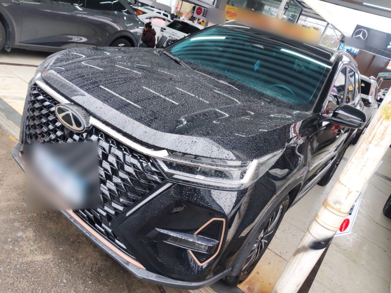 تحت مقدمة السيارة