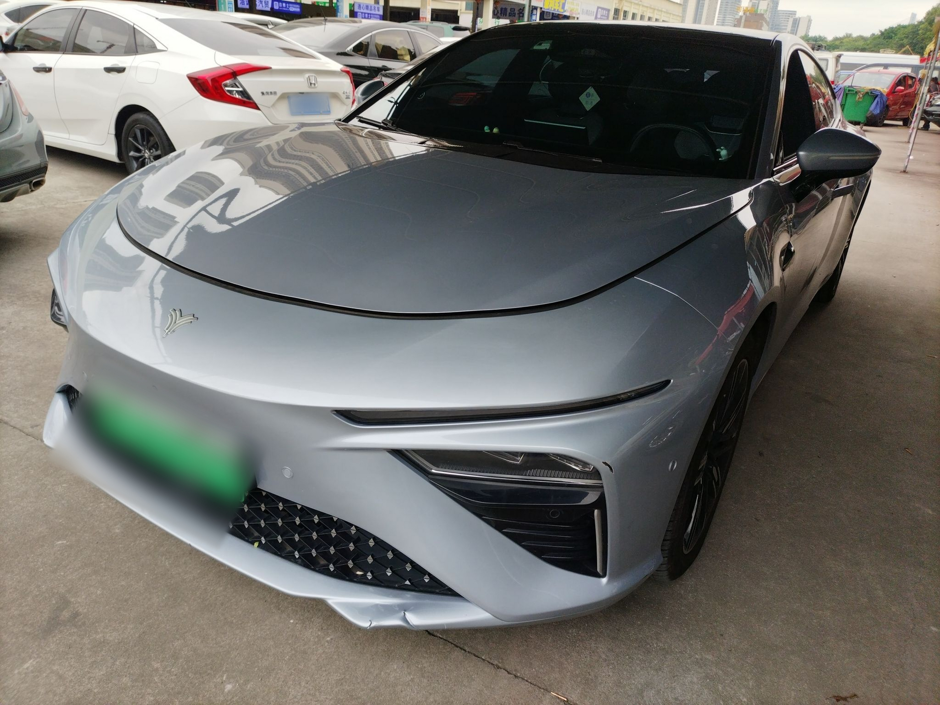 تحت مقدمة السيارة