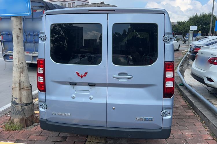 Used Wuling Yangguang 2024 300KM Comfort Version Passenger Van 75kW
