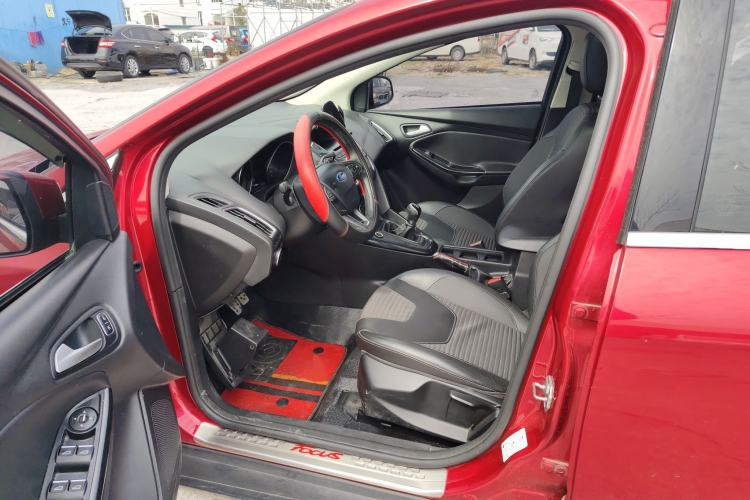 Used Ford Focus 2015 Sedan EcoBoost 125 Manual – Ultra-Style Edition
