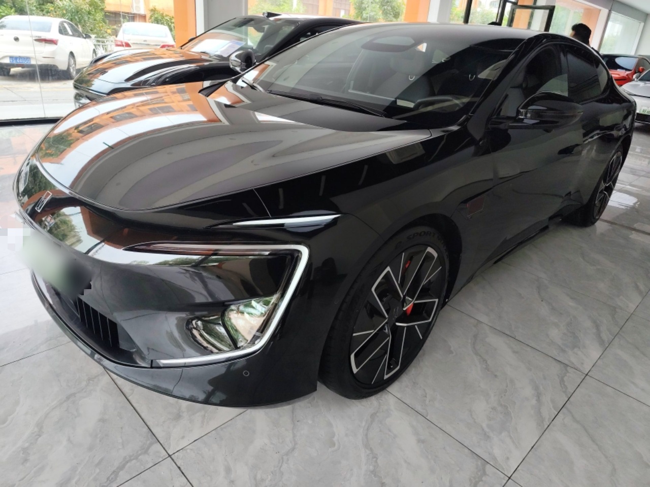 Под передней частью автомобиля