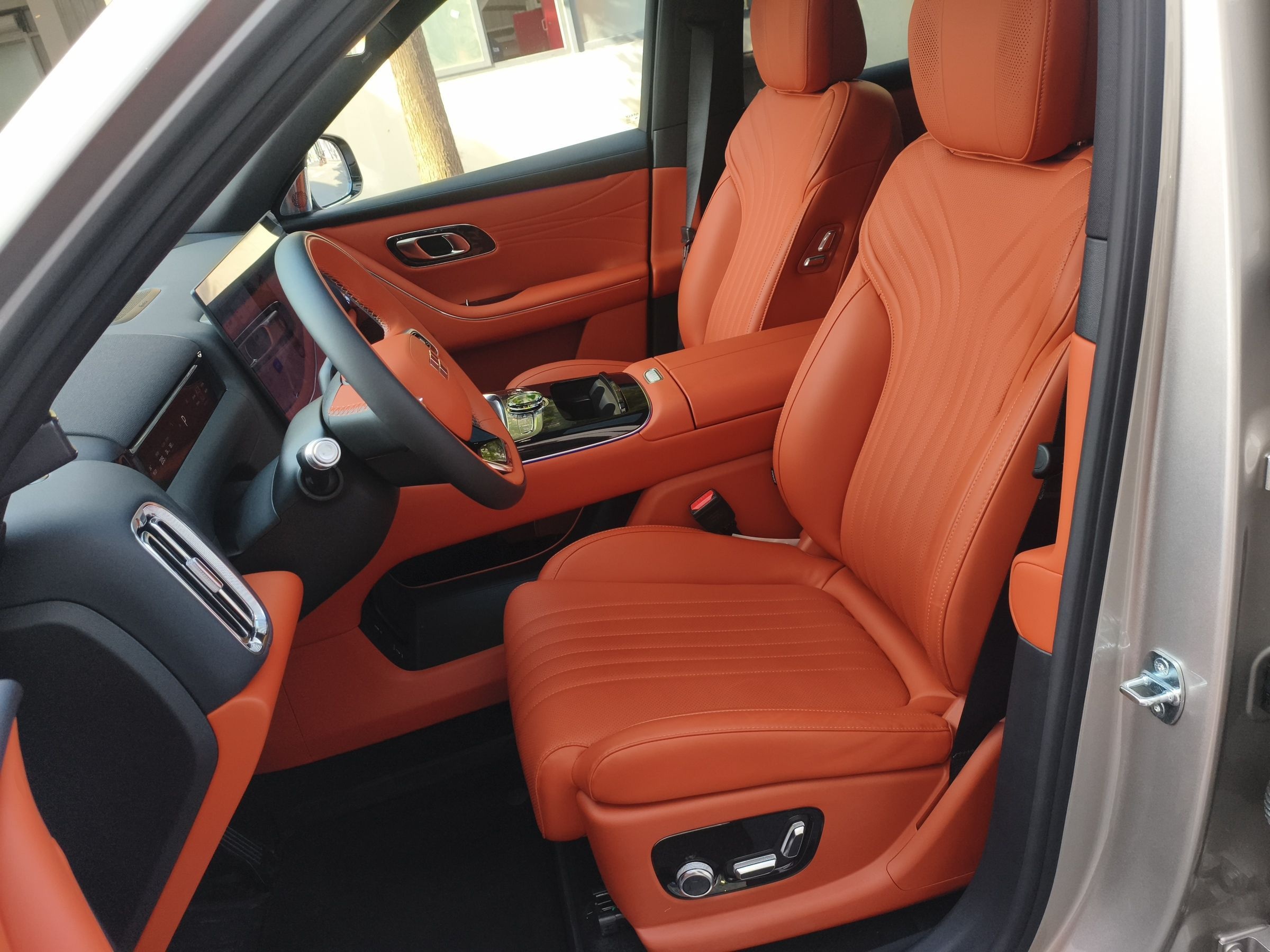 المقاعد الأمامية داخل السيارة