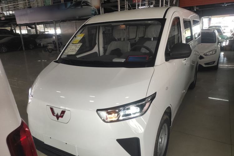 Used Wuling Yangguang 2024 300km Comfort-Grade Passenger Van 60kW Front