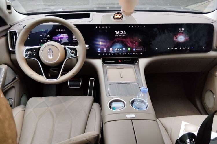 Used Hima AITO M8 2025 Model Pure Electric Max+ Five-Seat Long-Range Version Center Console