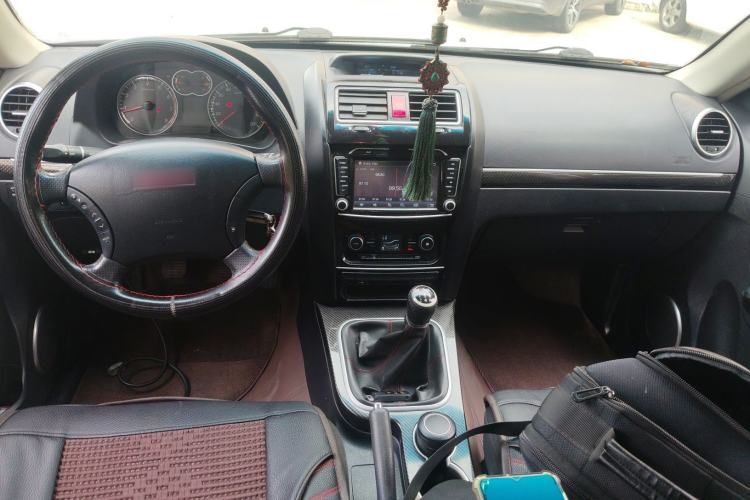 Used Haval H5 Classic 2015 2.0L Manual Two-Wheel Drive Entry-Level Trim Center Console