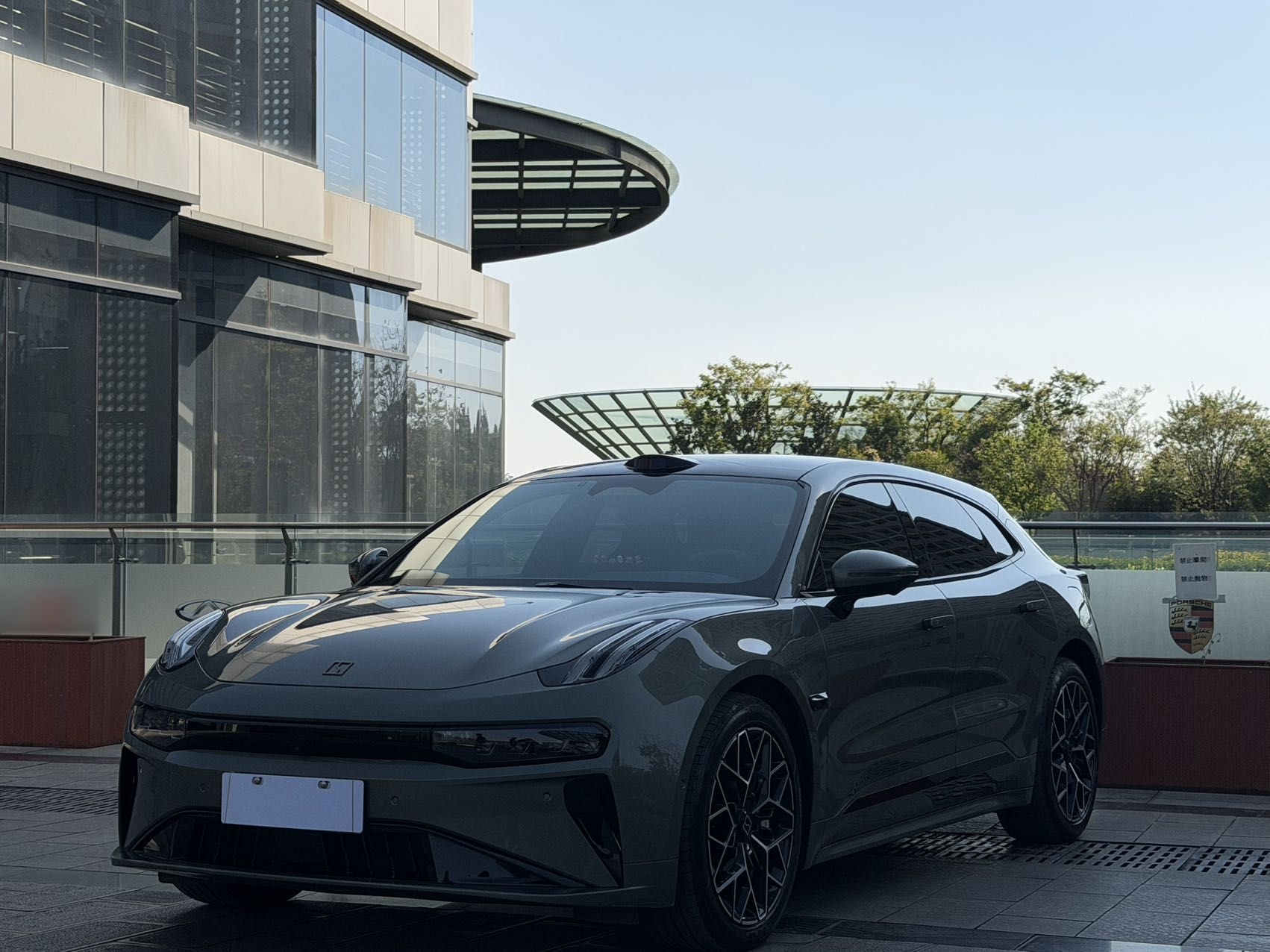 Под передней частью автомобиля