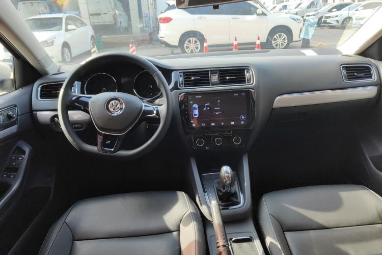 Used Volkswagen Sagitar 2016 230TSI 25th Anniversary Edition Center Console