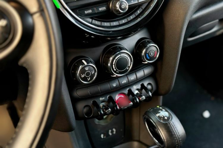 Used MINI 2014 1.5T COOPER Fun Interior 5