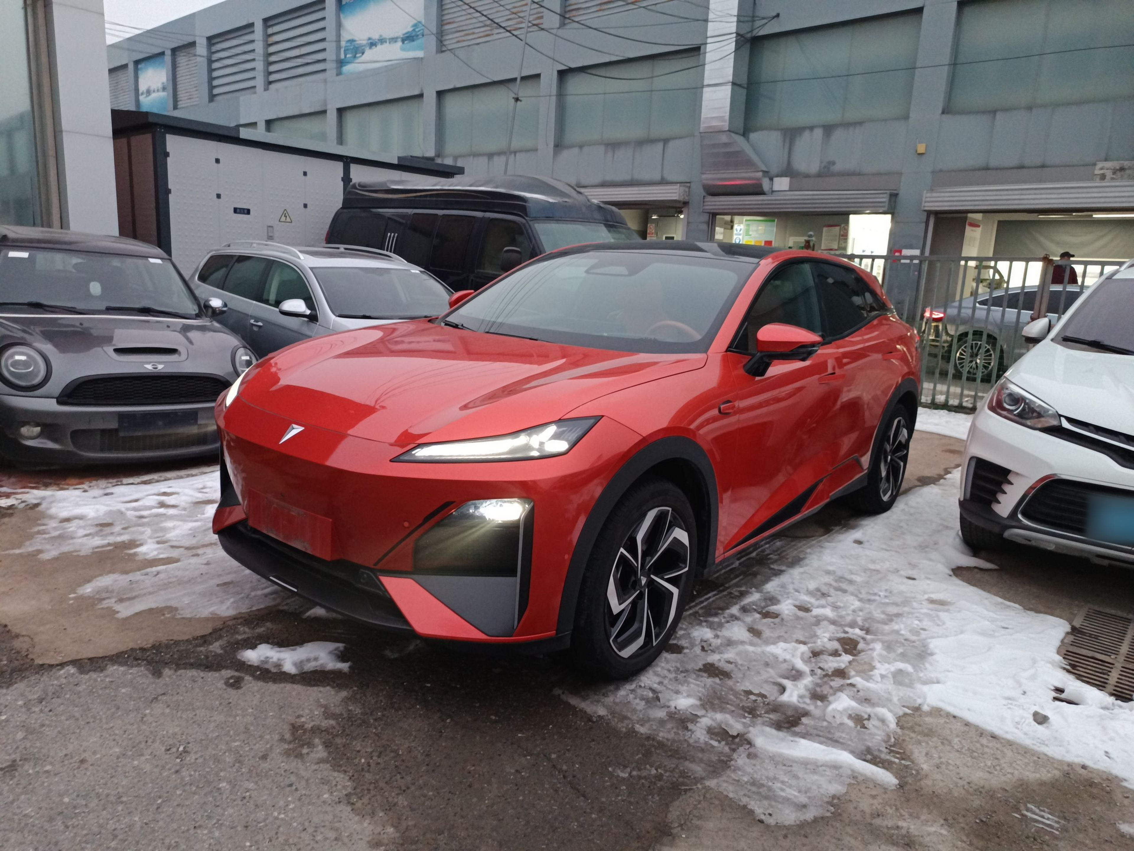 تحت مقدمة السيارة