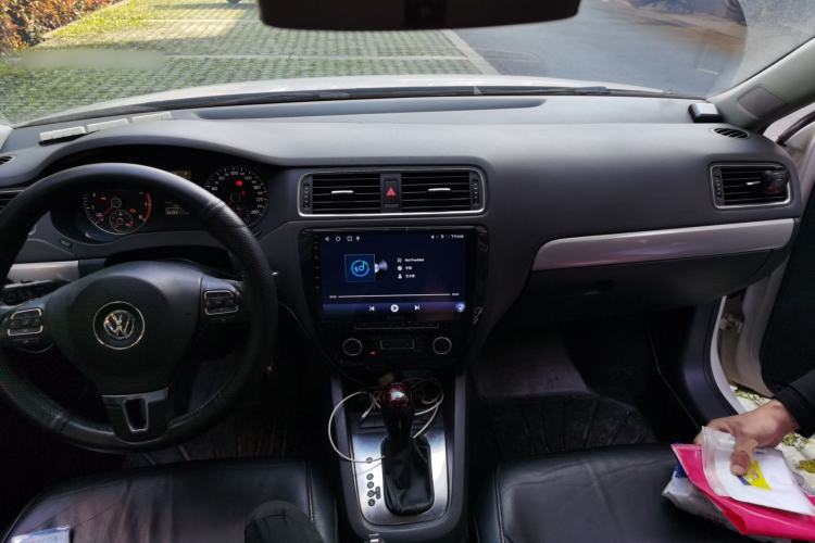 Used Volkswagen Sagitar 2012 1.4TSI Automatic Luxury Edition Center Console