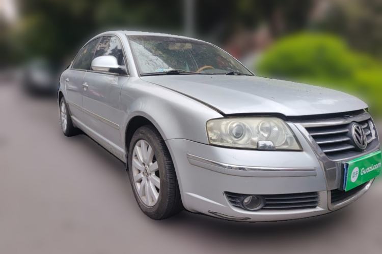 Used Volkswagen Passat 2005 1.8T Automatic Deluxe Plus Version Front Right 45 Deg