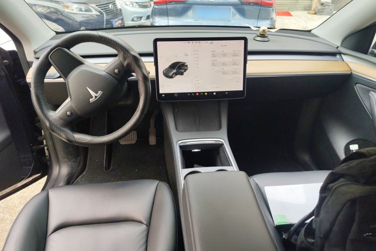 Used Tesla Model Y 2021 Long-Range All-Wheel-Drive Version Center Console