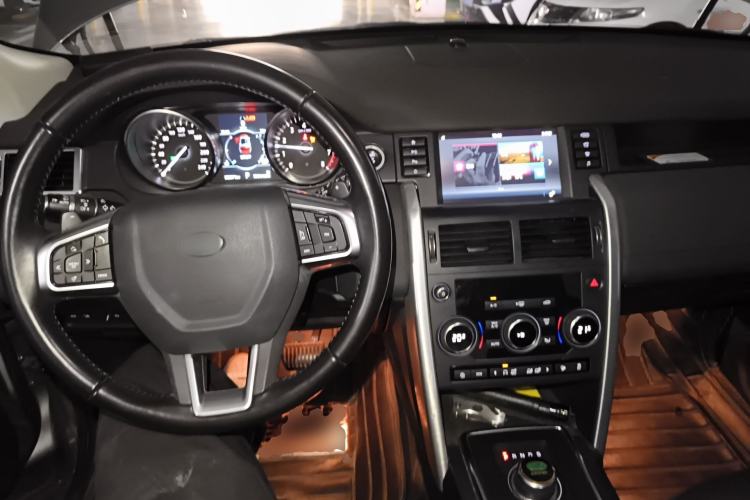 Used Land Rover Discovery Sport 2018 240 PS SE Version Center Console