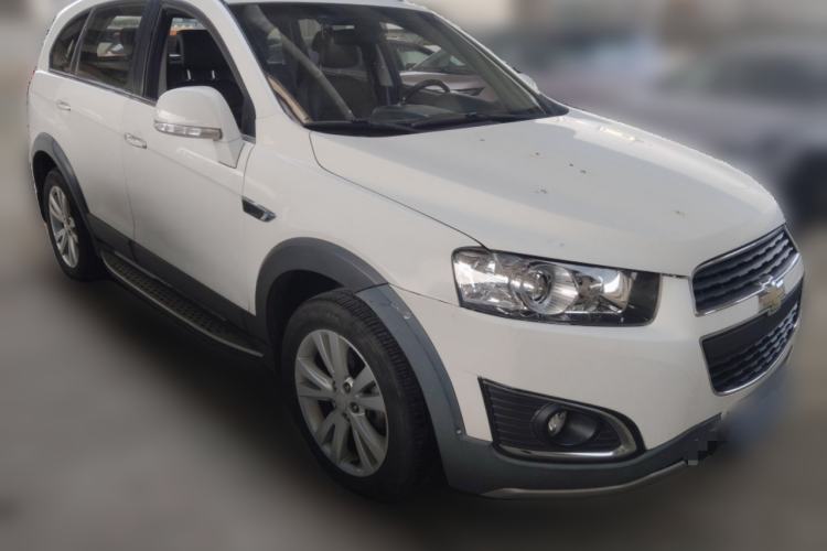 Used Chevrolet Captiva 2015 2.4L 4x4 Flagship Edition 7-Seater Front Right 45 Deg