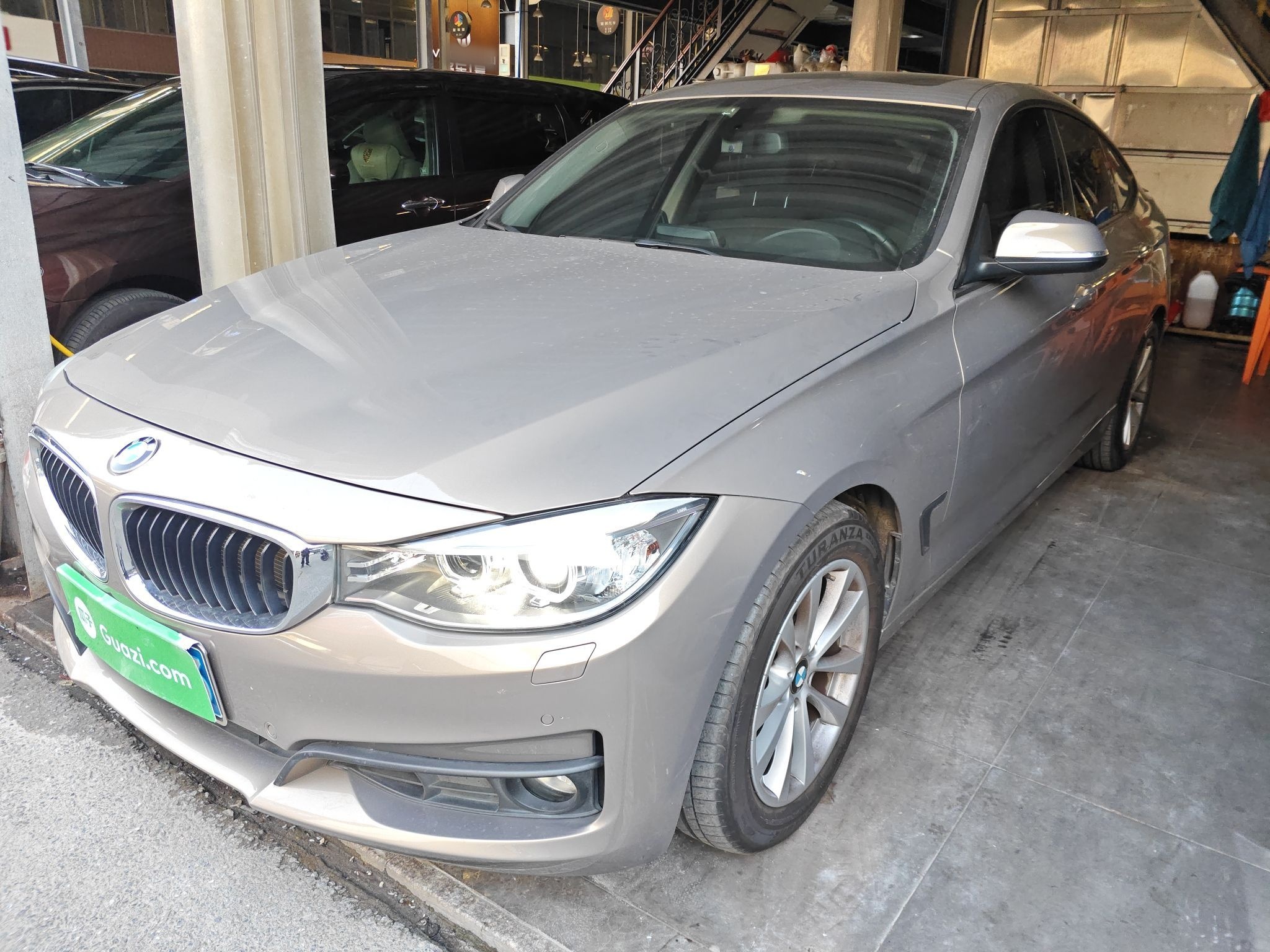 Под передней частью автомобиля