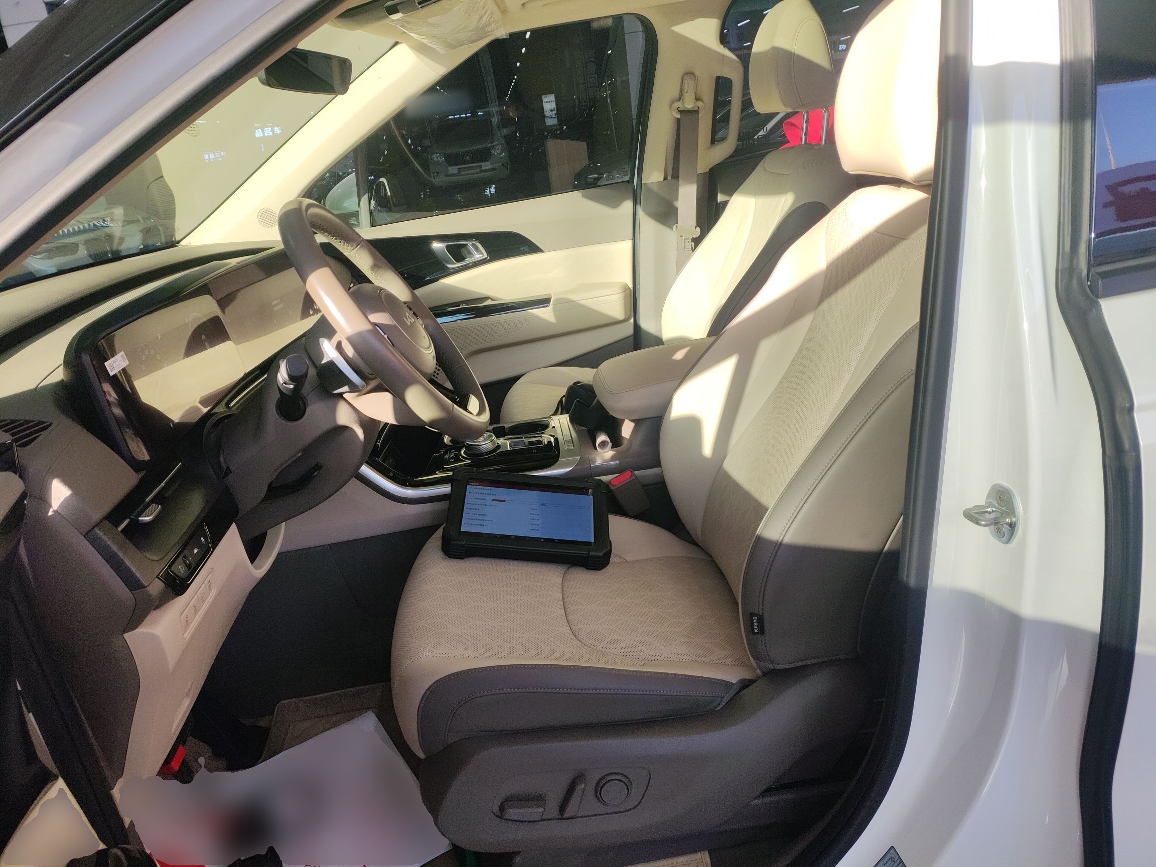 المقاعد الأمامية داخل السيارة