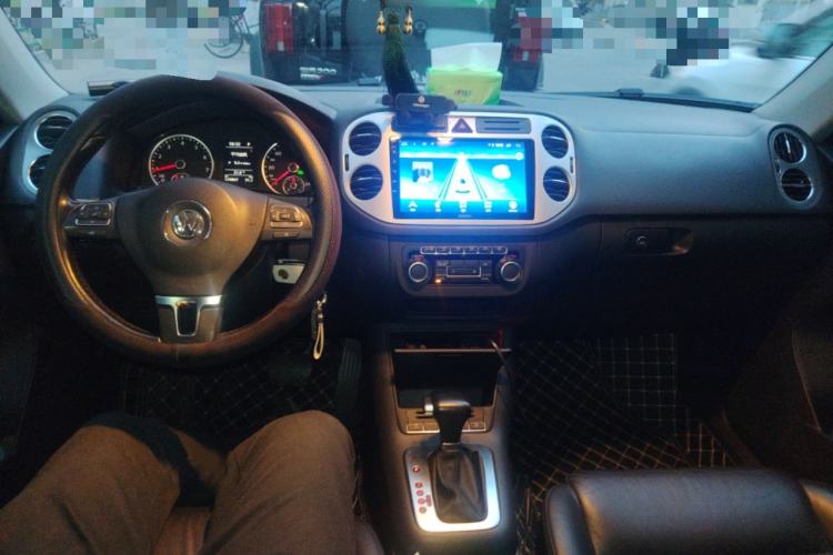 Used Volkswagen Tiguan 2010 1.8 TSI Automatic All-Wheel Drive Fashion Edition Center Console