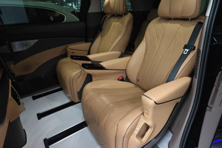 Used Denza D9 2022 DM-i 970 Four-Wheel Drive Prestige Model Left Rear Seat