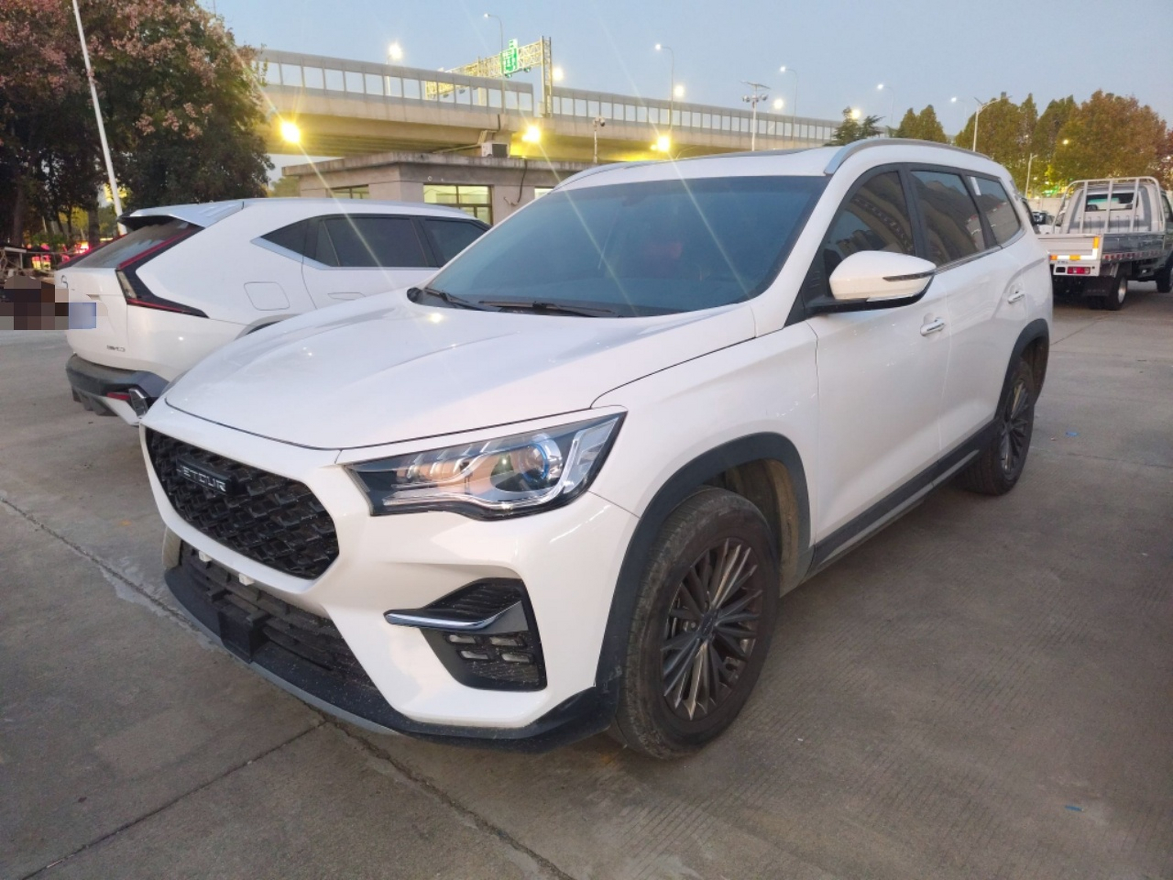 Под передней частью автомобиля