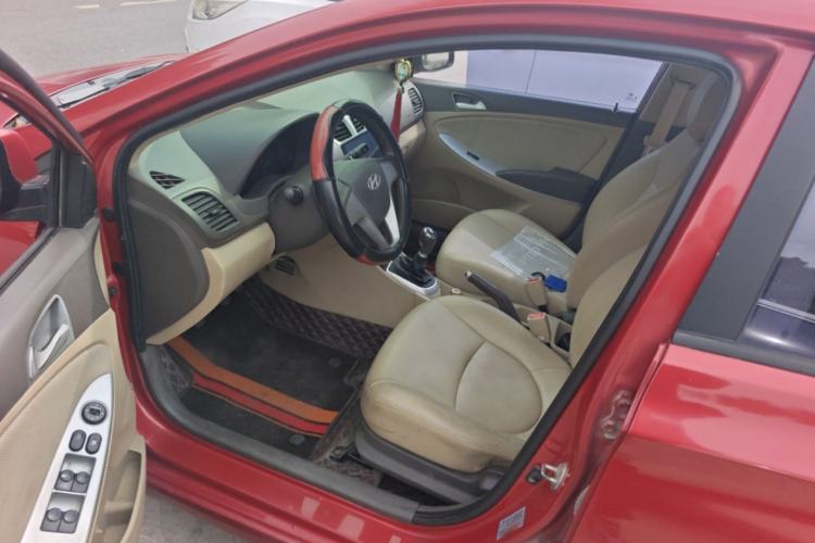 Used Hyundai Verna (older generation) 2010 Sedan 1.4L Manual Comfort GS Driver Seat