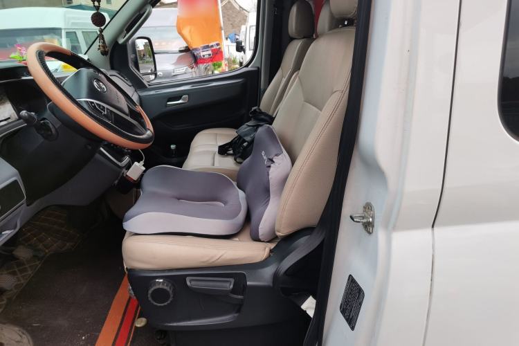 Used SAIC MAXUS Xintu V80 2024 Aotong Value Edition 6MT Short Wheelbase Ultra-Low Roof 127 Ps 7/8/9-Seater Left Front Seat