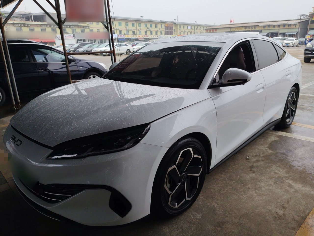 Под передней частью автомобиля