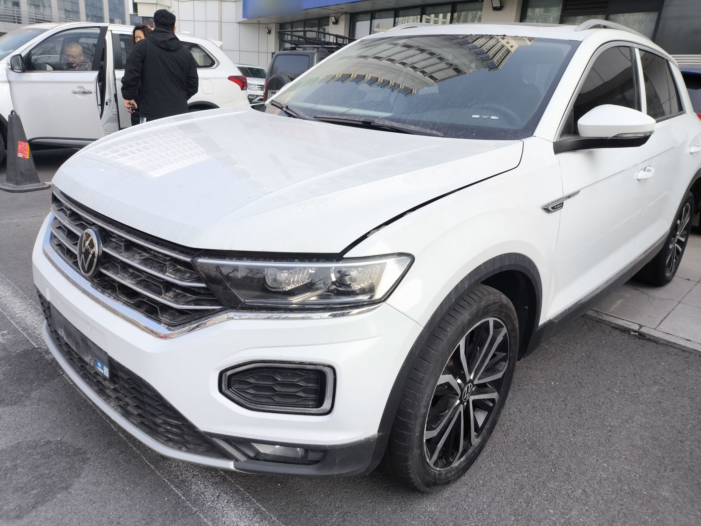 تحت مقدمة السيارة