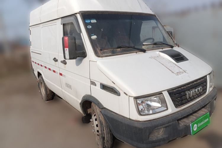 Used Iveco Daily 2020 2.8T V40 Cargo Van with Dual Tires Mid-Roof Design 3 Seats China V Emission Standard
