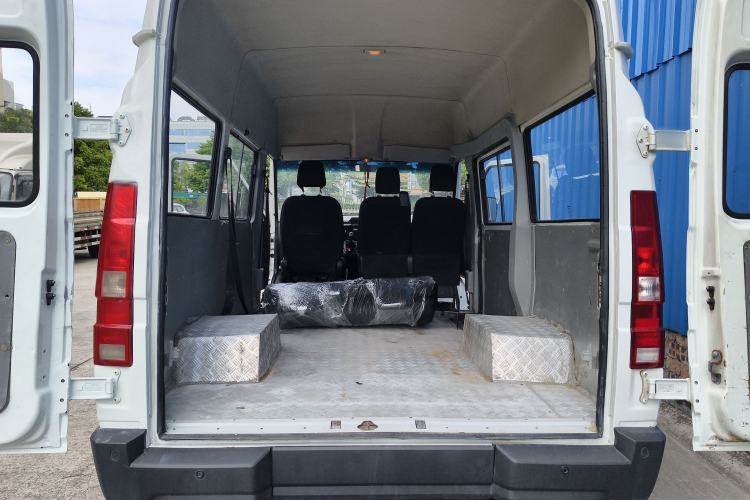 Used Iveco Daily 2023 2.5T A35M1 Short Wheelbase Mid-Roof Dual Tire Side-Sliding Doors 5-9 Seater
