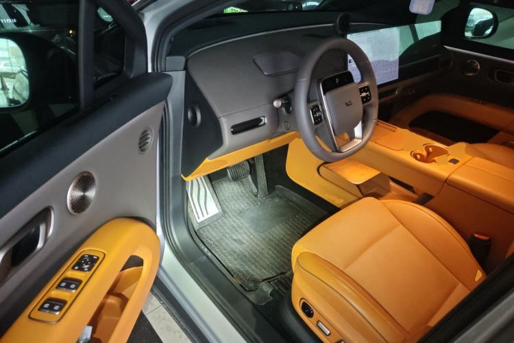 Used Li Auto i6 2025 Model Four-Wheel-Drive Standard Type