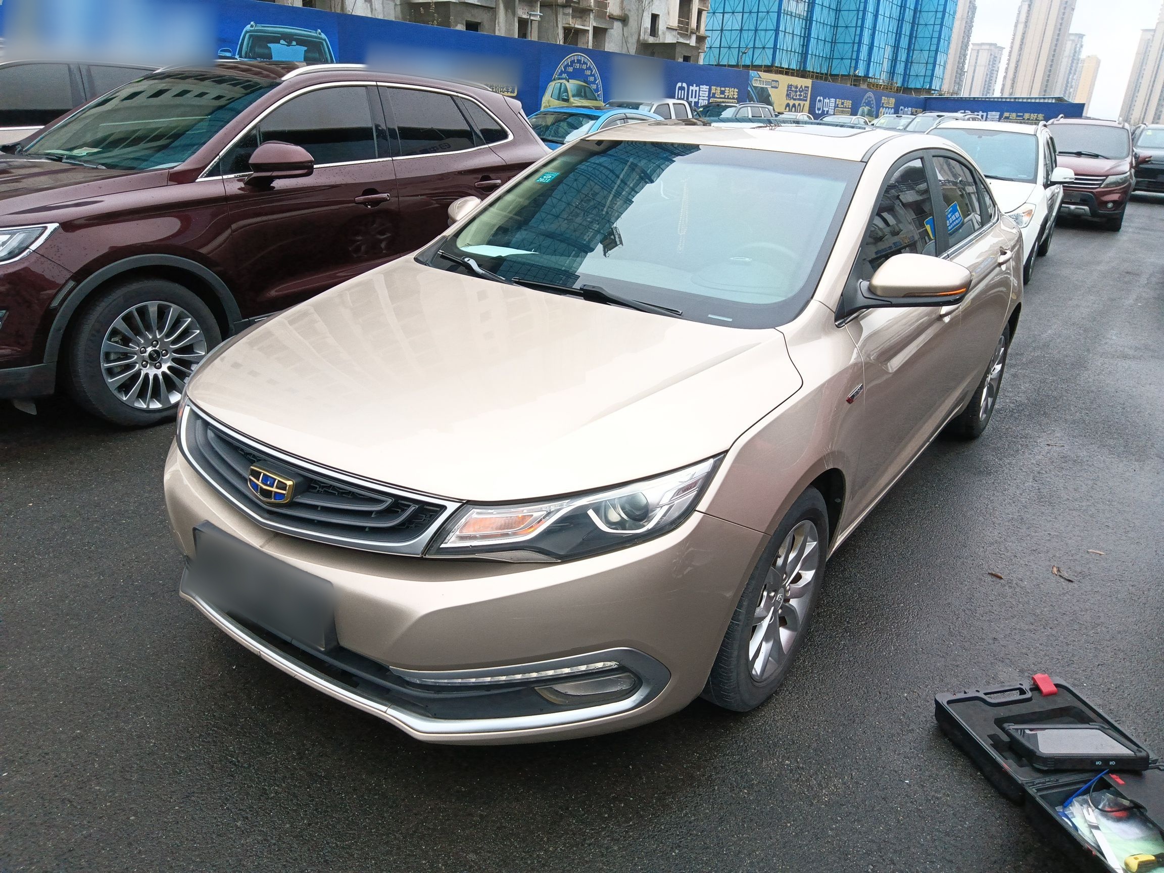 تحت مقدمة السيارة