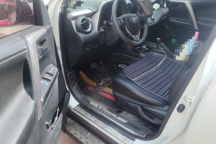 Used Toyota RAV4 2016 2.0L CVT Two-Wheel Drive Fashion Edition China V Standard Driver Seat